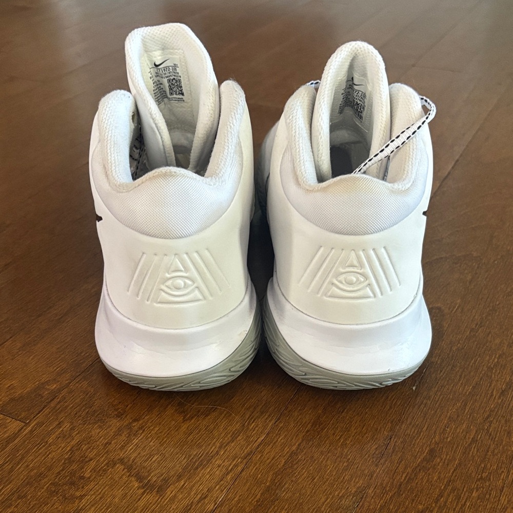 Nike Kyrie Irving Basketball Shoes - Picture 3 of 3